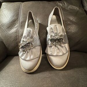 Moca Sz 10 Silver Gray Fabric Fashion Sneakers EUC😊😊